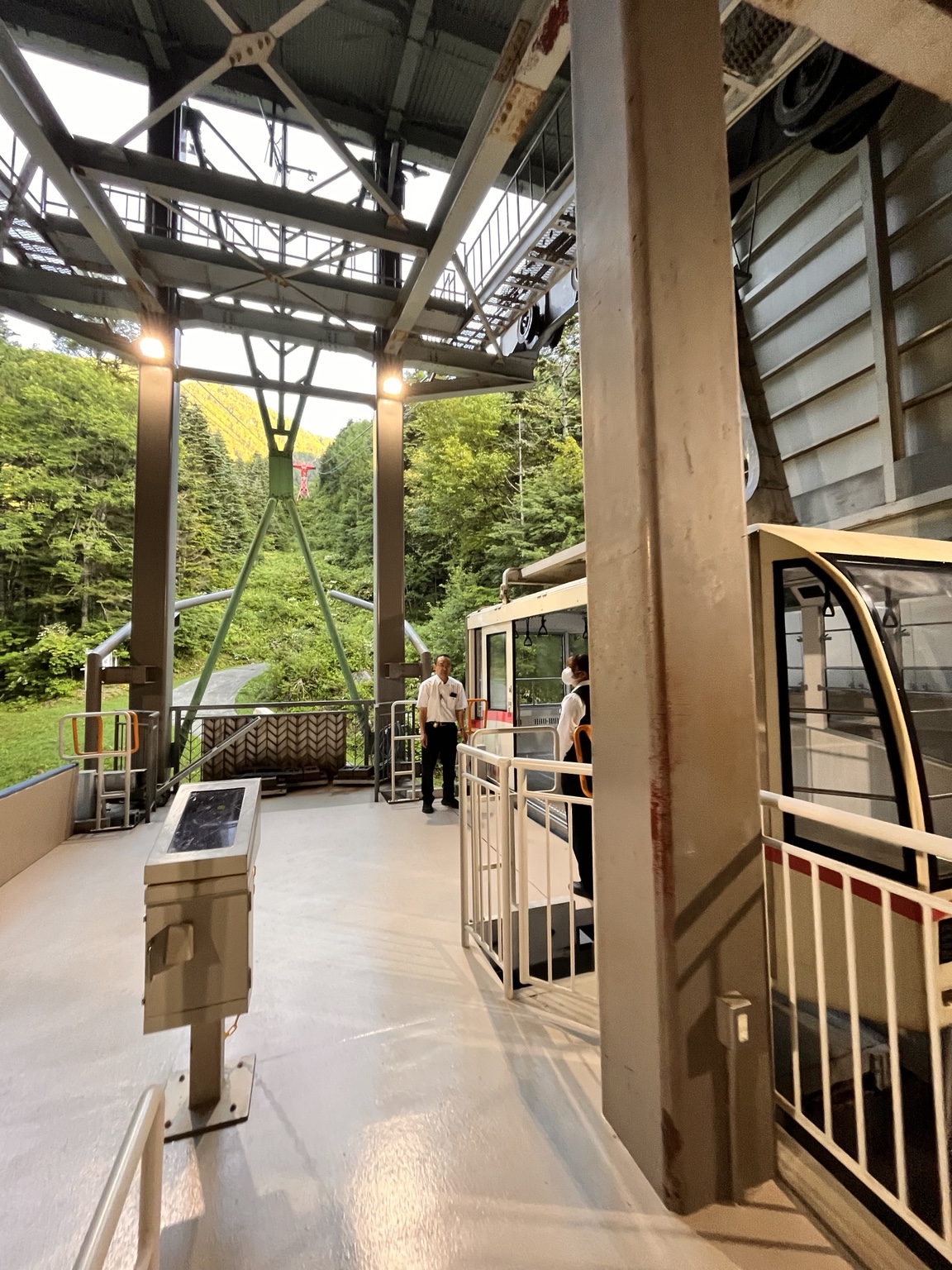 三連休の早朝に一番乗りできた、まだ誰もいないしらび平駅のロープウェイ乗り場