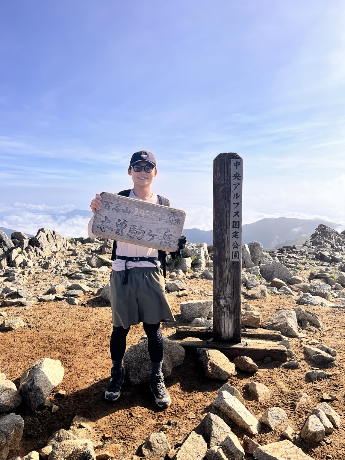 標高2,956mの木曽駒ヶ岳山頂に到着。サロモンの登山靴を着用