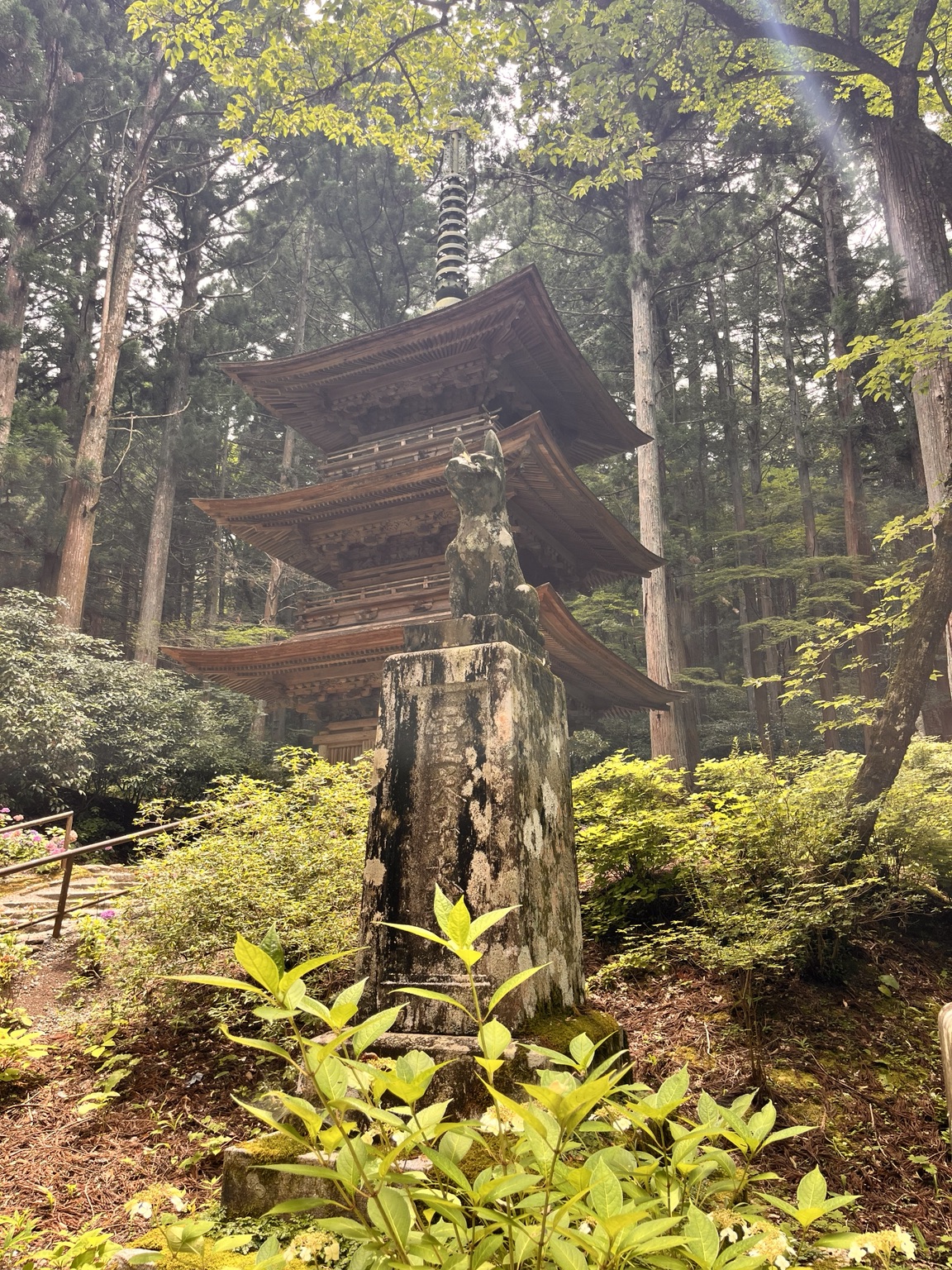 光前寺の三重塔と霊犬早太郎の像。ゆるキャンにも登場した場所