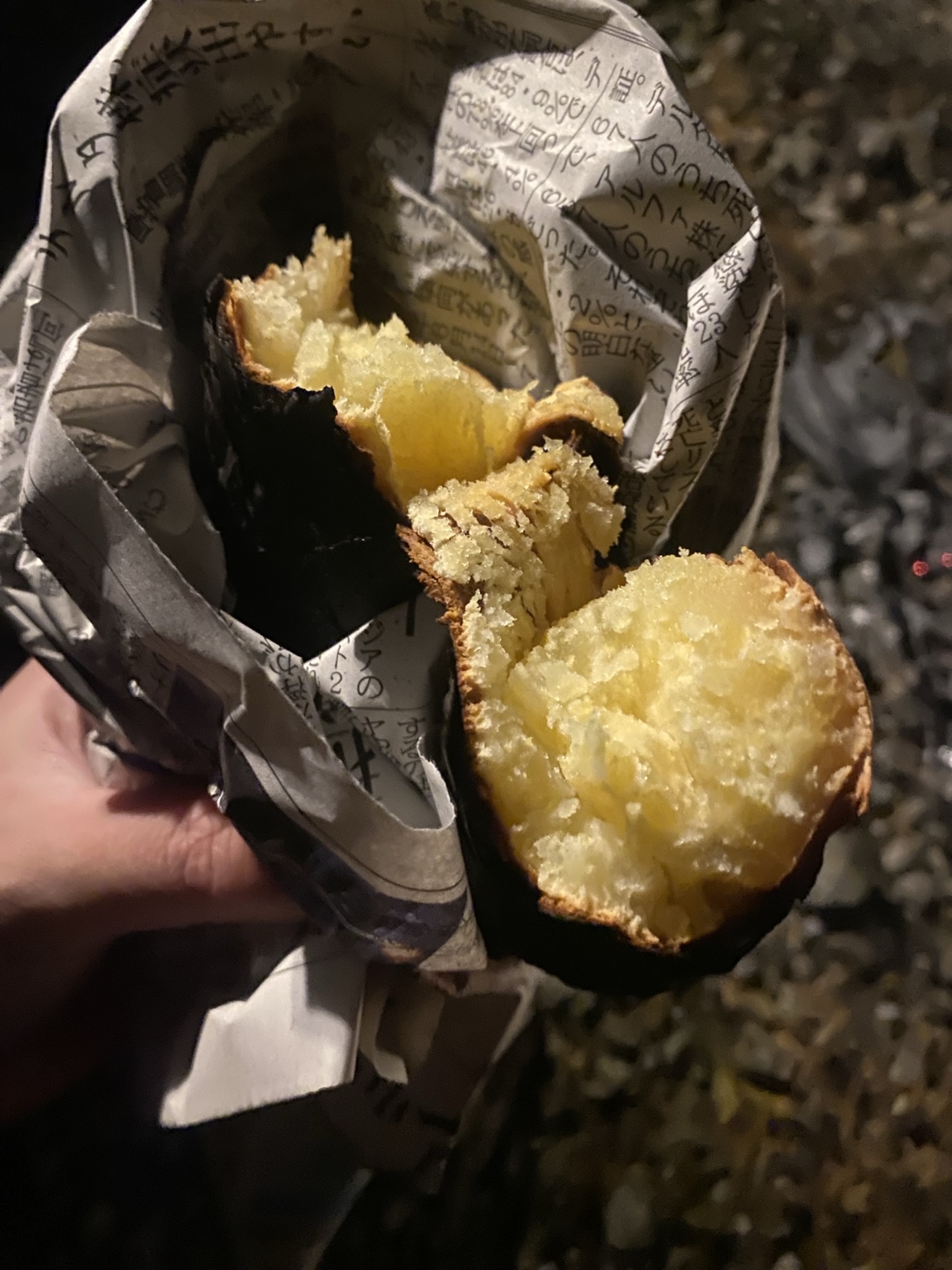 寒いキャンプの夜に食べた熱々の焼き芋
