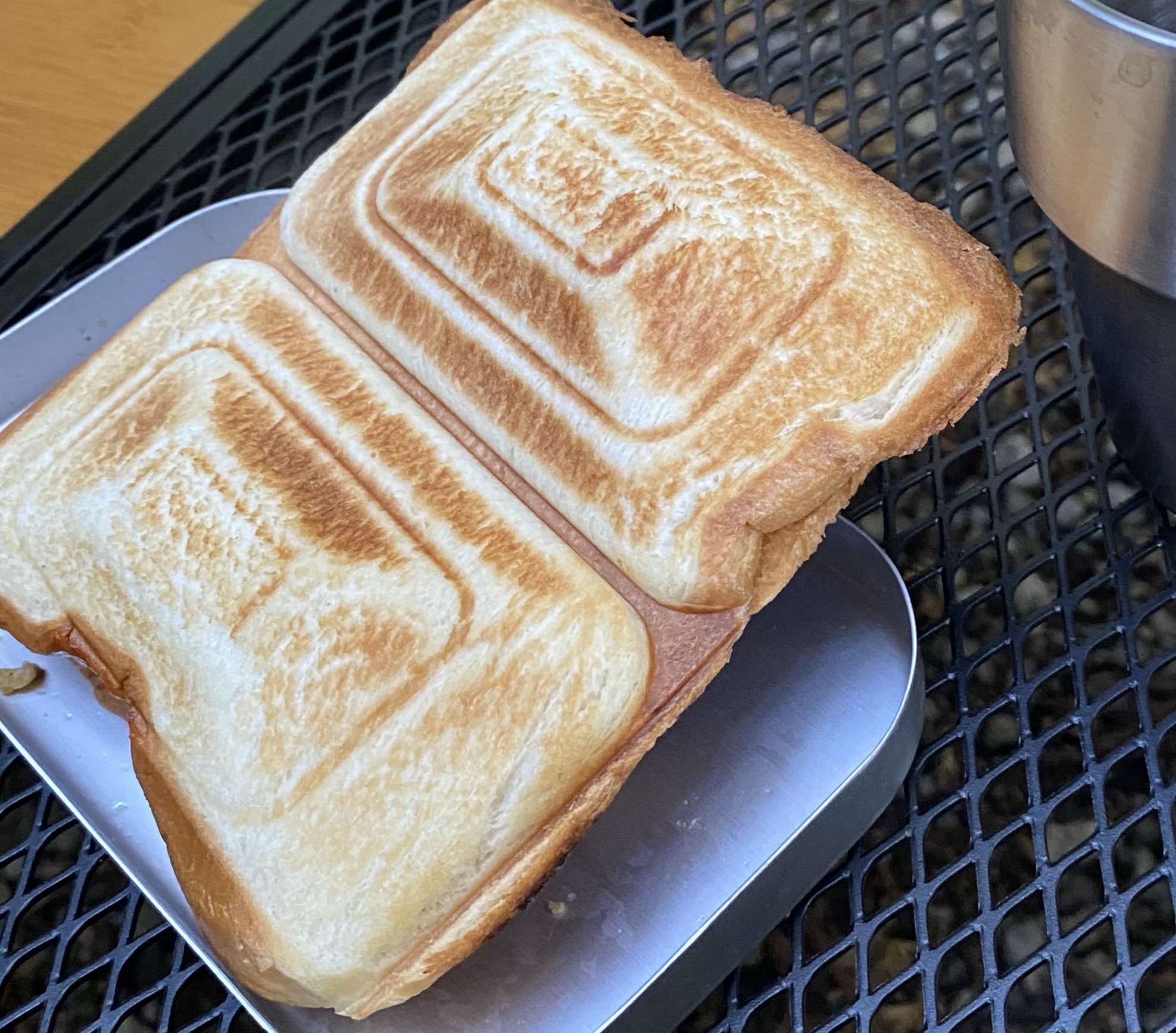 洞川キャンプ場の朝に作った焼きたてのホットサンド