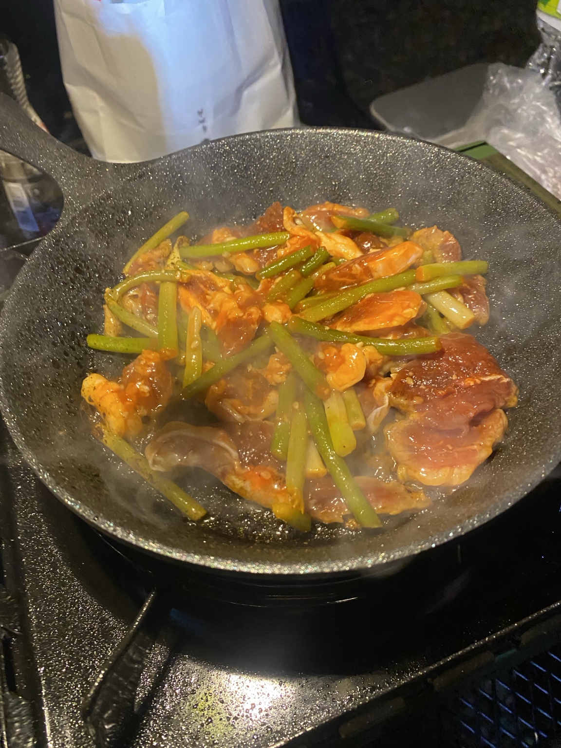 キャンプの夜に作った肉とにんにくの芽の炒め物