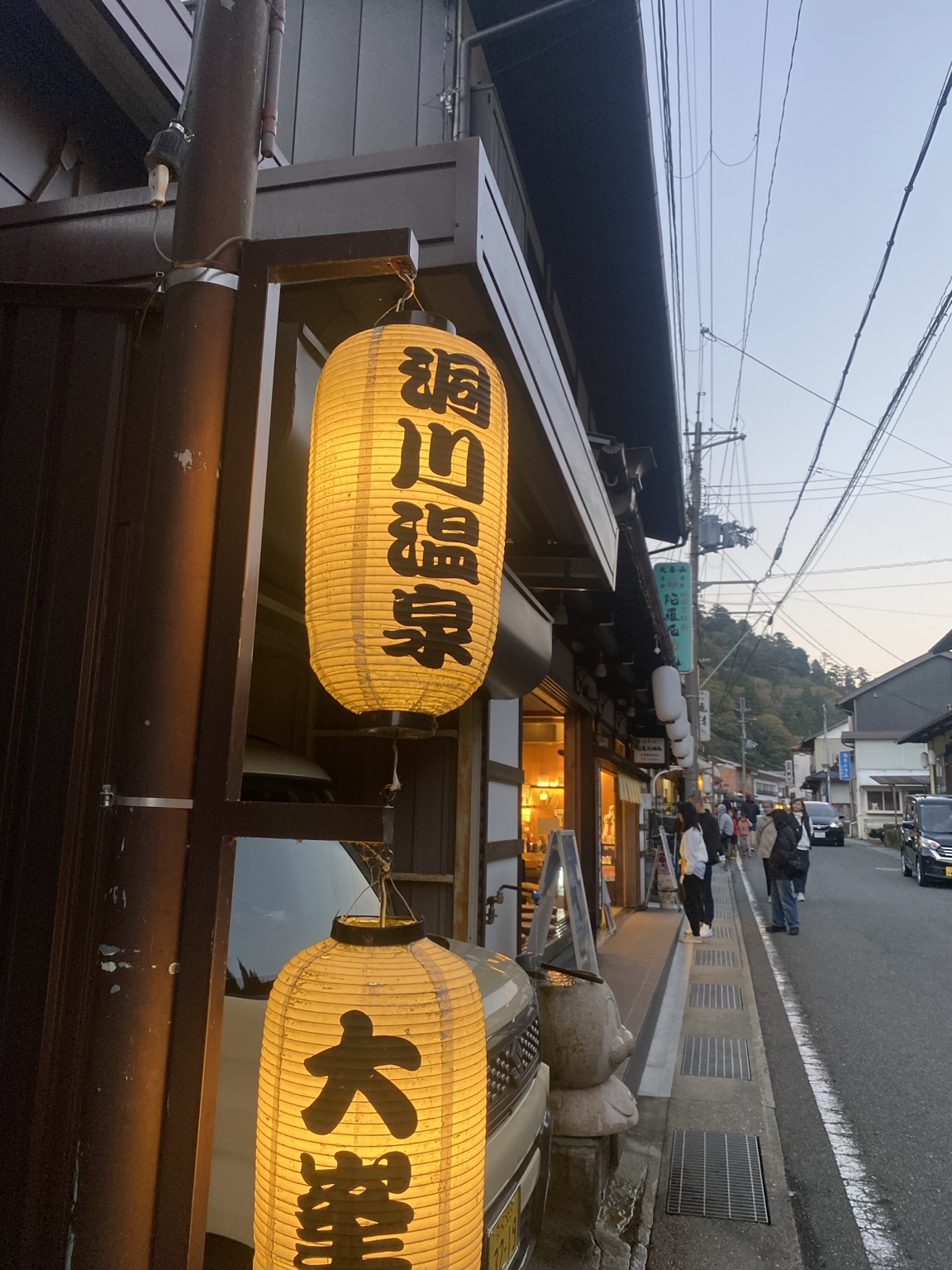 提灯に明かりが灯る夕方の洞川温泉街