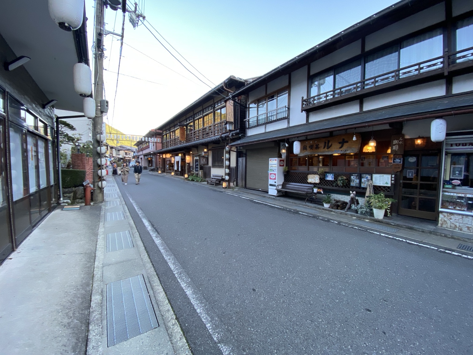 木造の建物が並ぶ昼間の洞川温泉街
