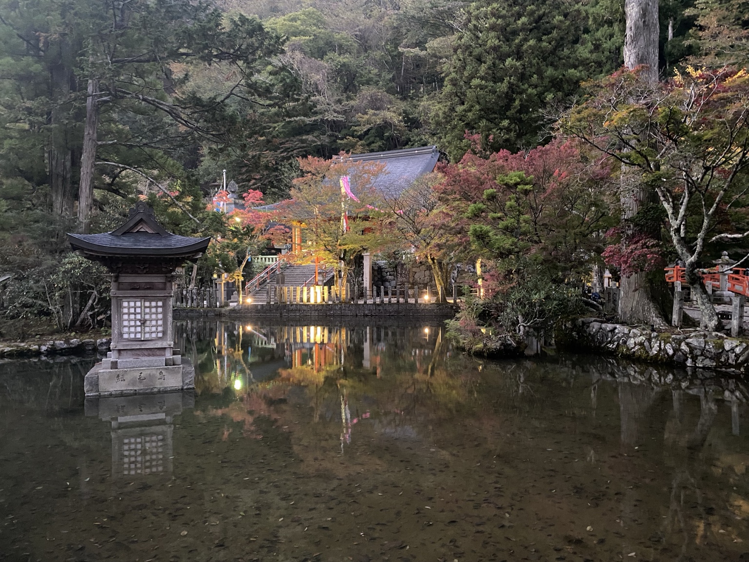 紅葉と灯りが池に映る洞川温泉の大峯山龍泉寺