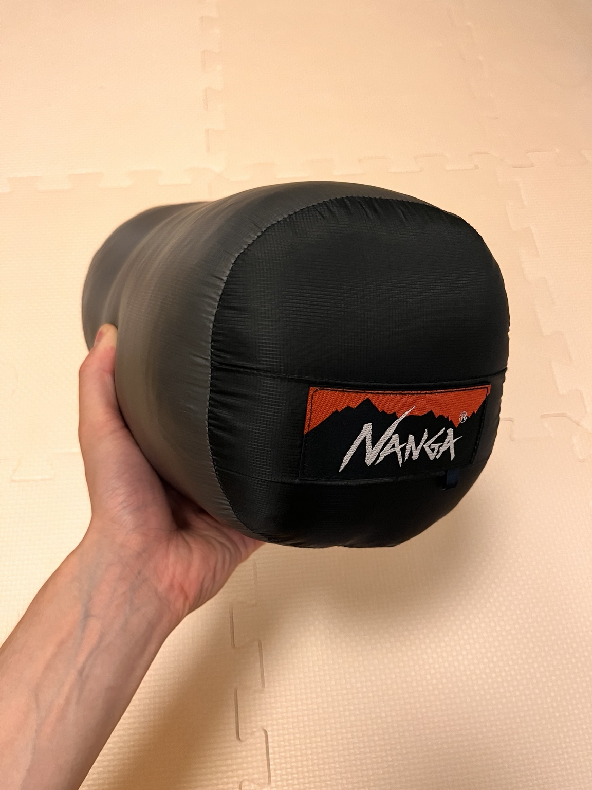 NANGA 450DXを収納袋へ入れた持ち運びサイズ