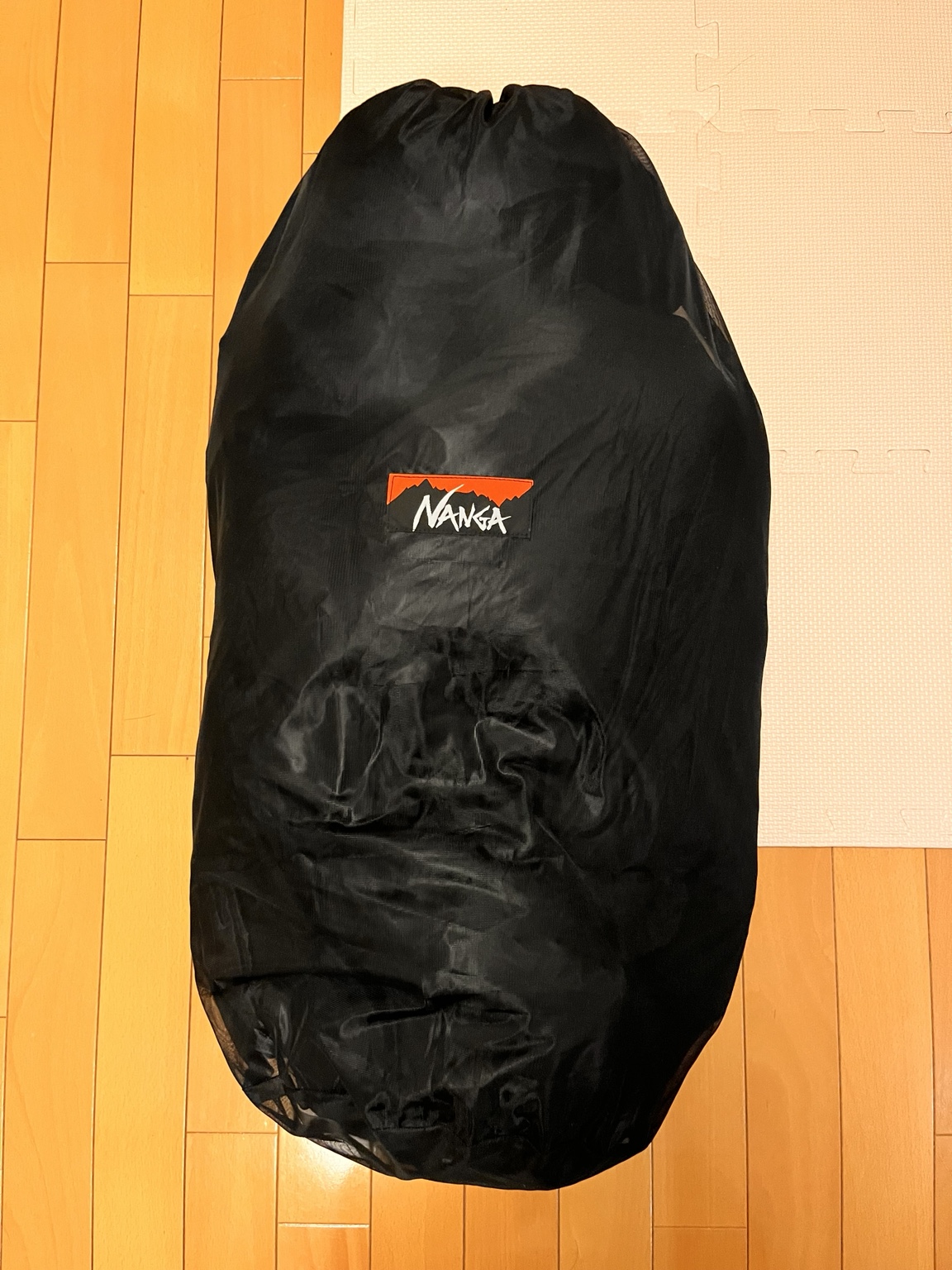 NANGA 450DXを付属メッシュバッグへ入れて保管している様子