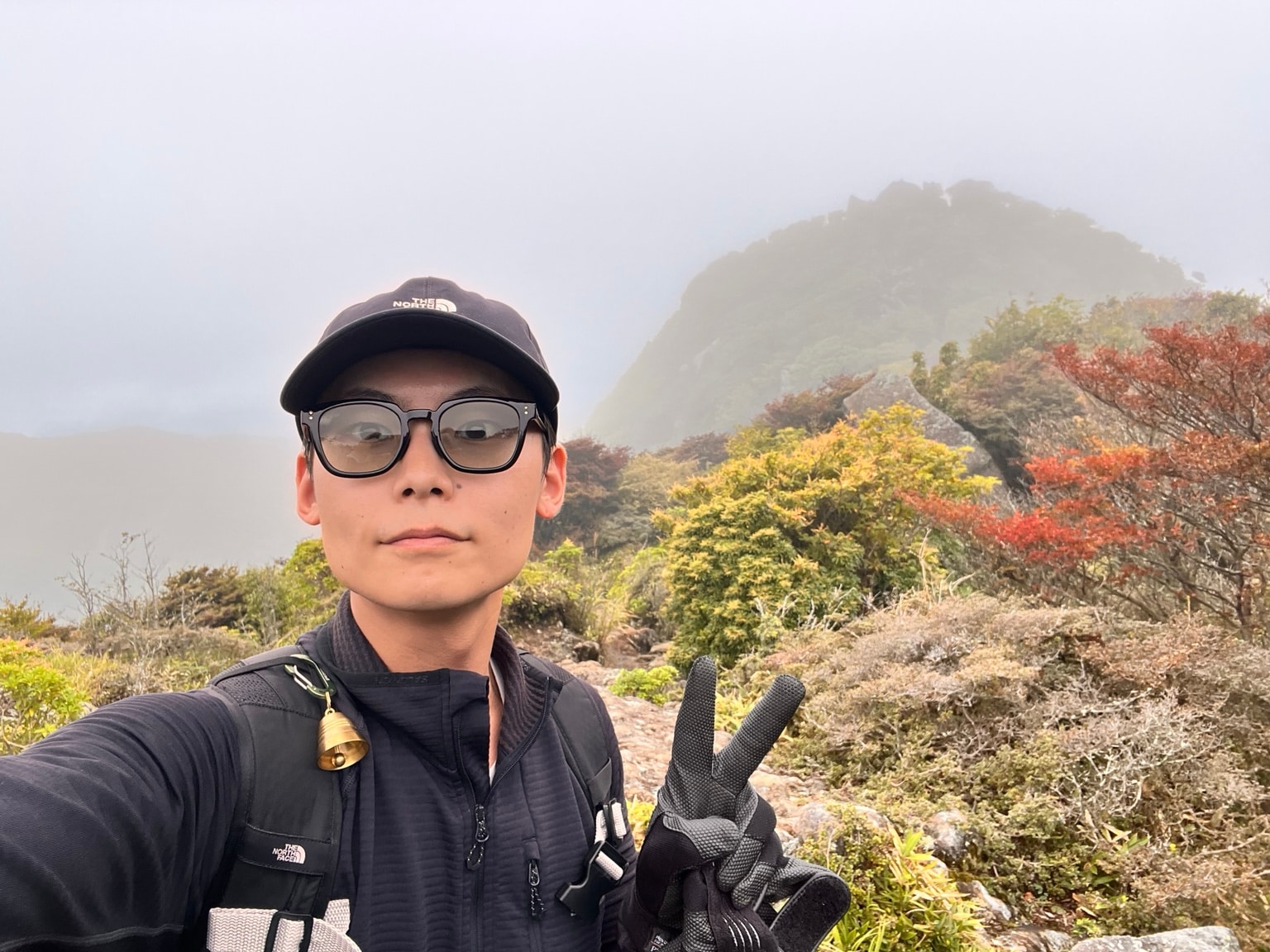 ガスがかかったくじゅう連山の登山道で撮った筆者の写真