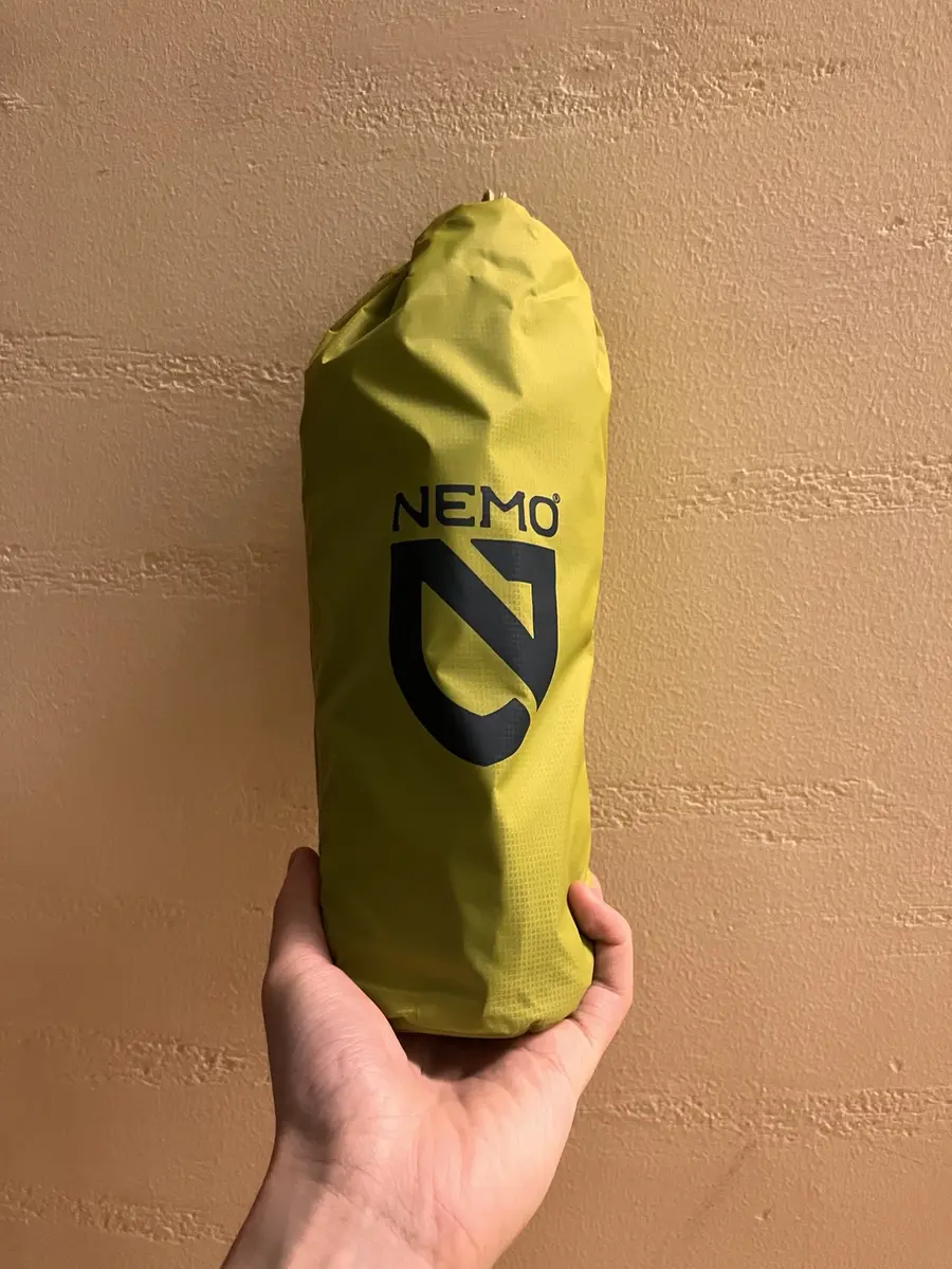 収納袋に入れたNEMO エクリプス オールシーズンを手に持った大きさ