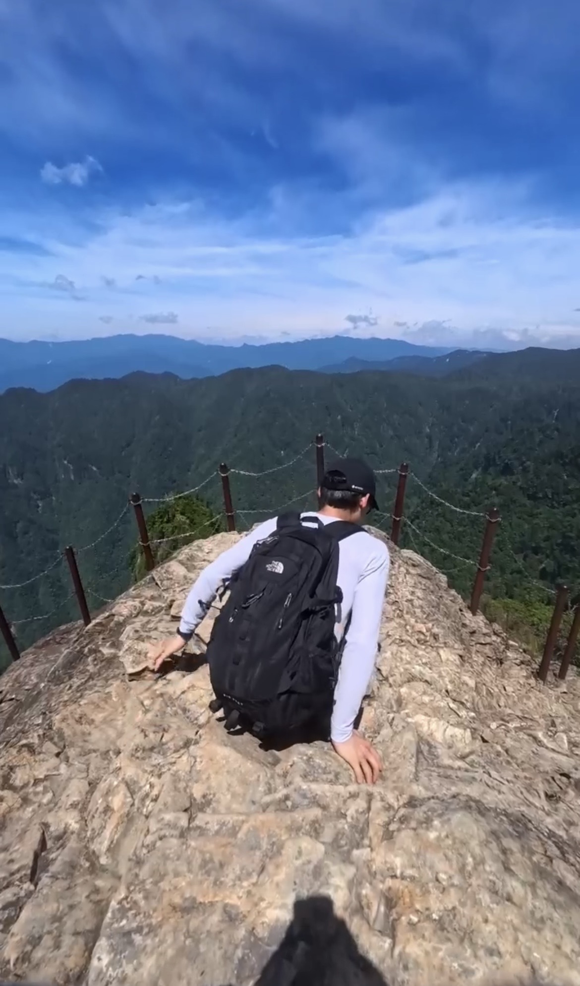 大台ヶ原の大蛇嵓でTHE NORTH FACE BIG SHOT 30Lを背負う筆者