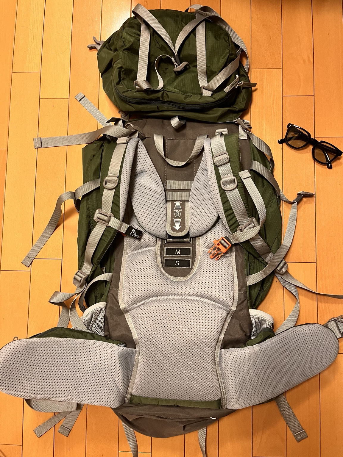 翼が所有するMOUNTAINTOP 80Lバックパックの背面