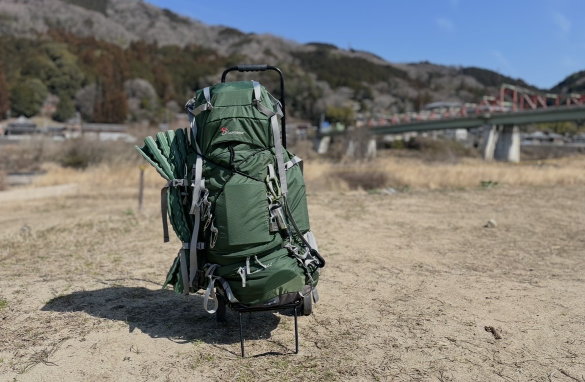 笠置キャンプ場でMOUNTAINTOP 80Lをキャリーに固定して運んだ様子